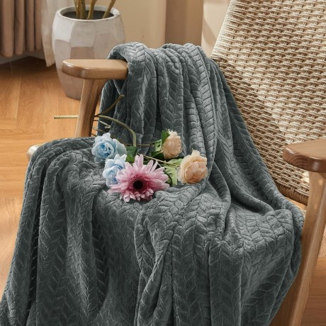 Deka mikroplyš - Herringbone tmavo sivá 150x200 cm